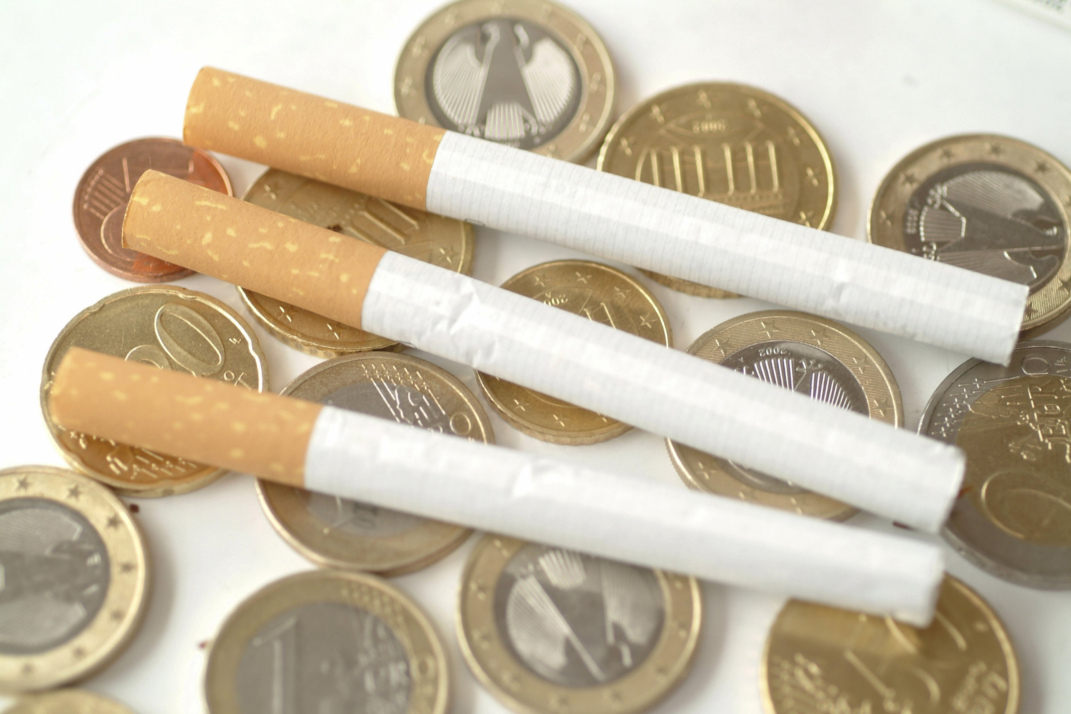 Альтернативная табачная продукция это. Деньги и сигареты. Табачная продукция. Деньги в пачке сигарет. Курение и деньги.